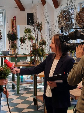 Schülerin wird vom ORF interviewt
