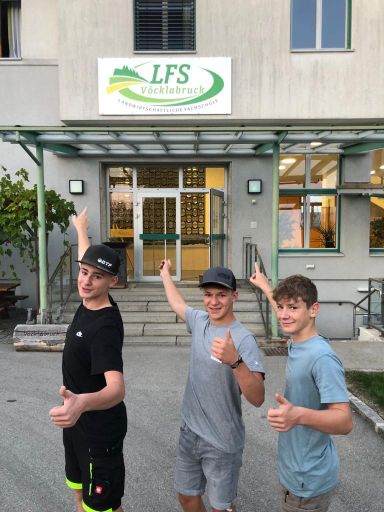 3 Jungs vor dem Eingang der LFS Vöcklabruck