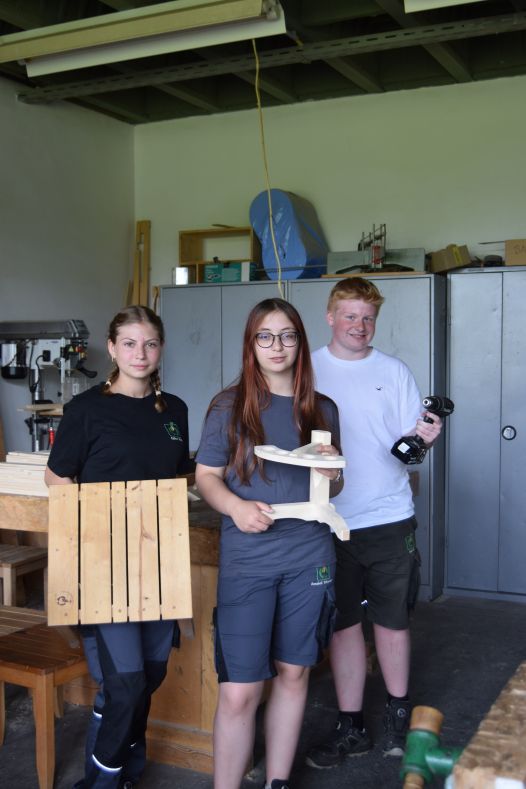 Schüler:innen in der Holzbearbeitung mit Werkstücken und Akkuschrauber