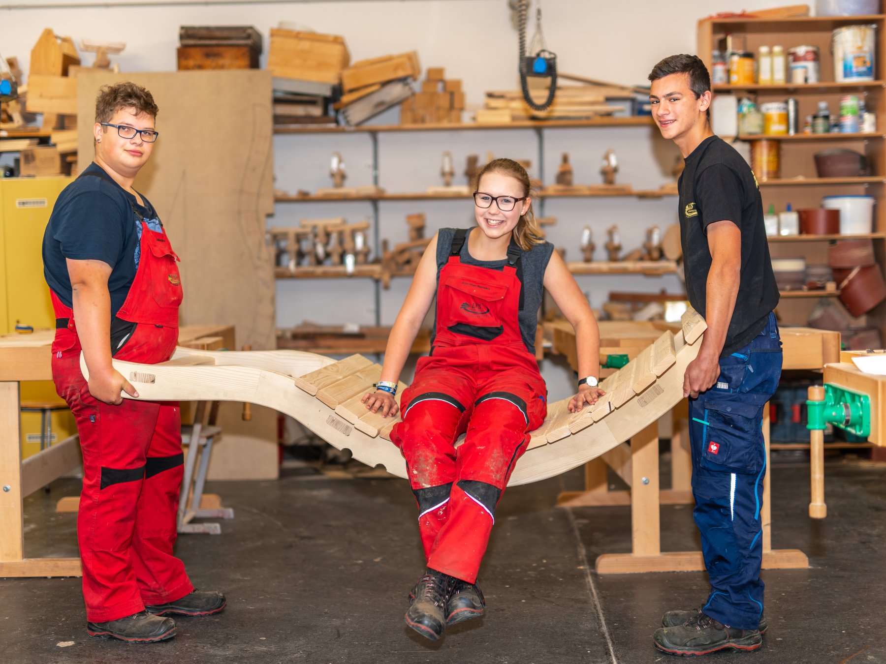 2 Jungen und ein Mädchen in der Holzwerkstatt