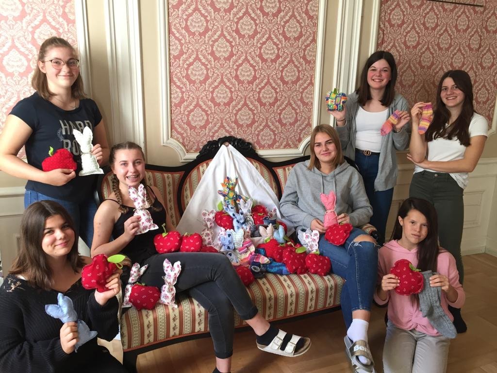 sieben Mädchen präsentieren selbst genähte Kuschentiere