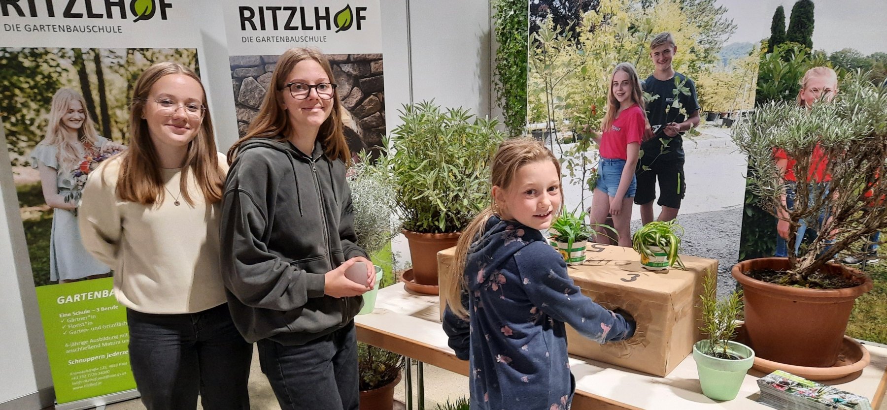 Zwei Schülerinnen der Gartenbaufachschule Ritzlhof betreuen eine Interessentin an unserer Ausbildung am Messestand in Wels