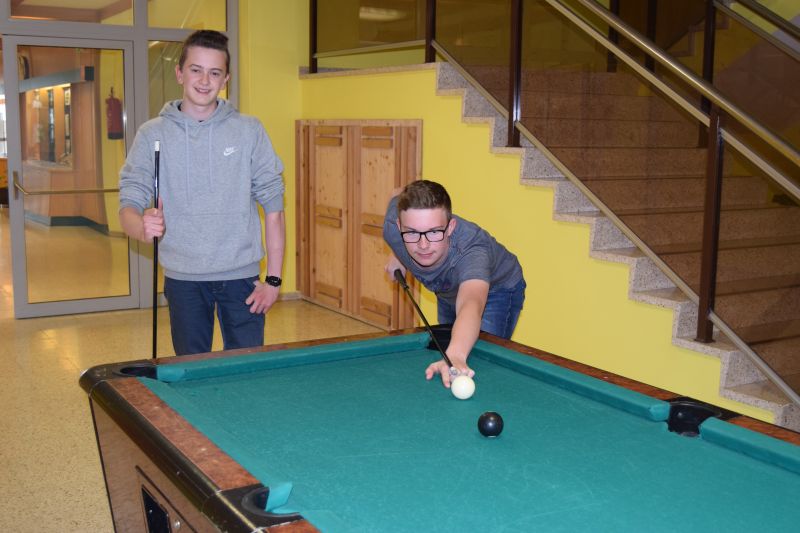 Zwei Schüler im Internat beim Billiard spielen